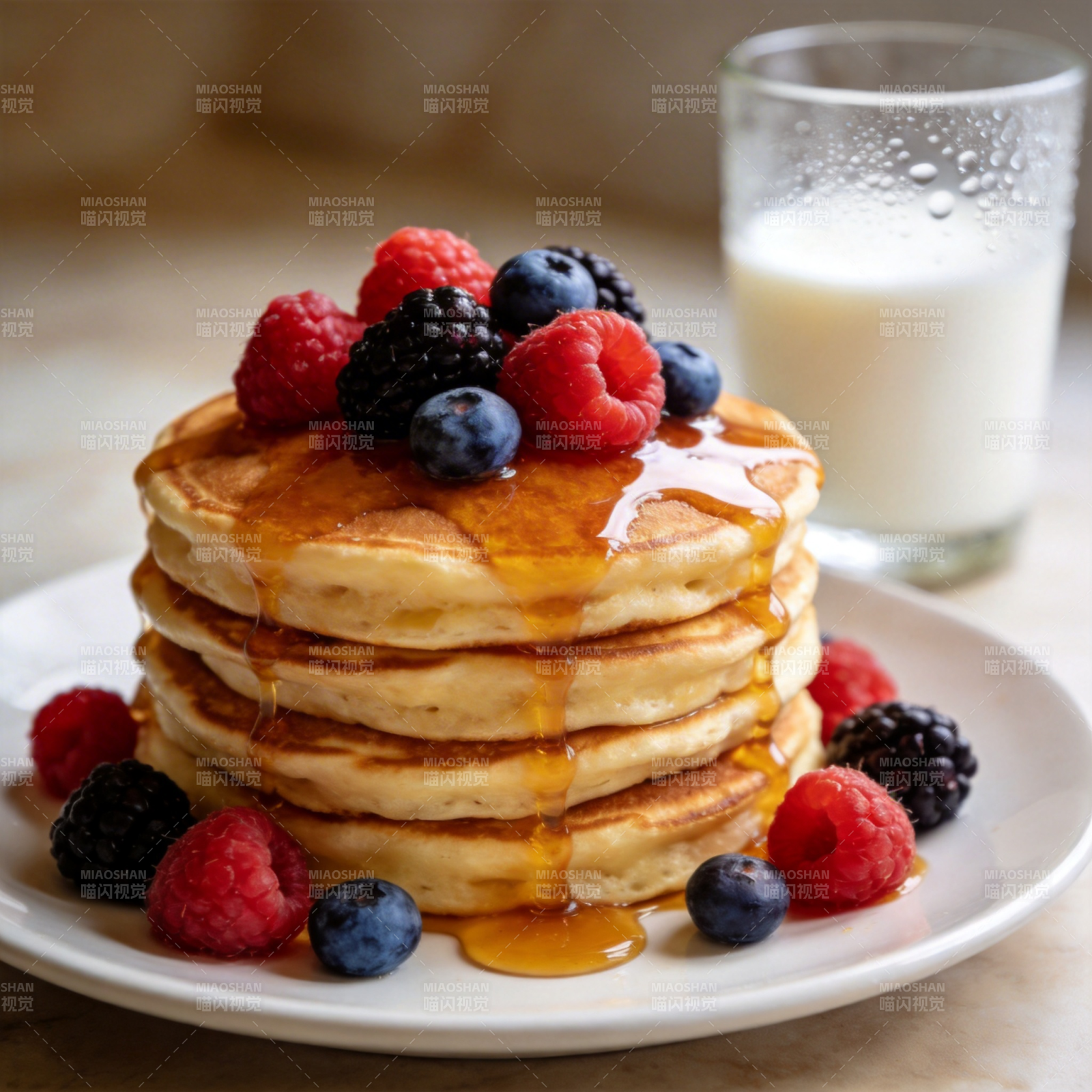 莓果煎饼配蜂蜜图片