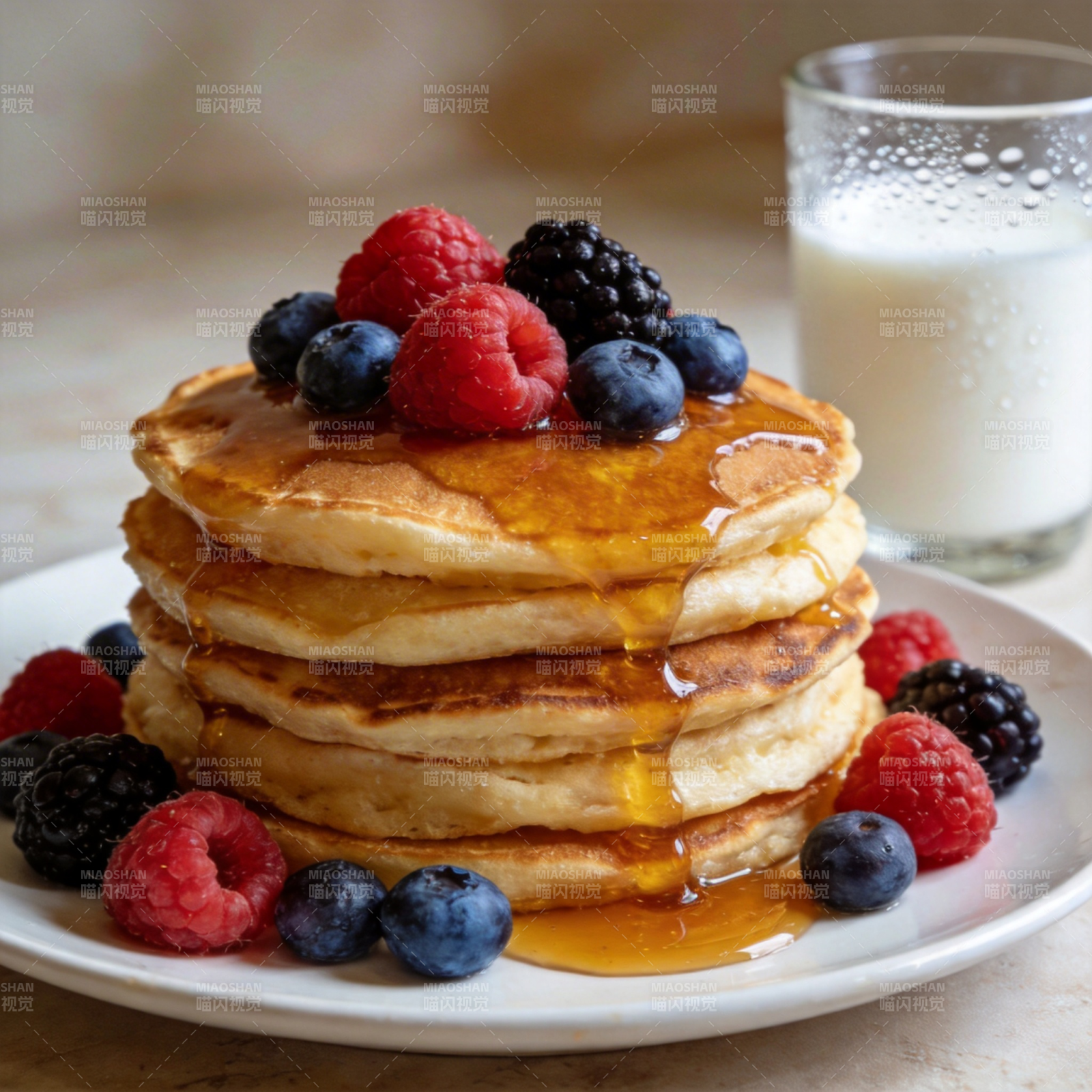 浆果煎饼配蜂蜜图片