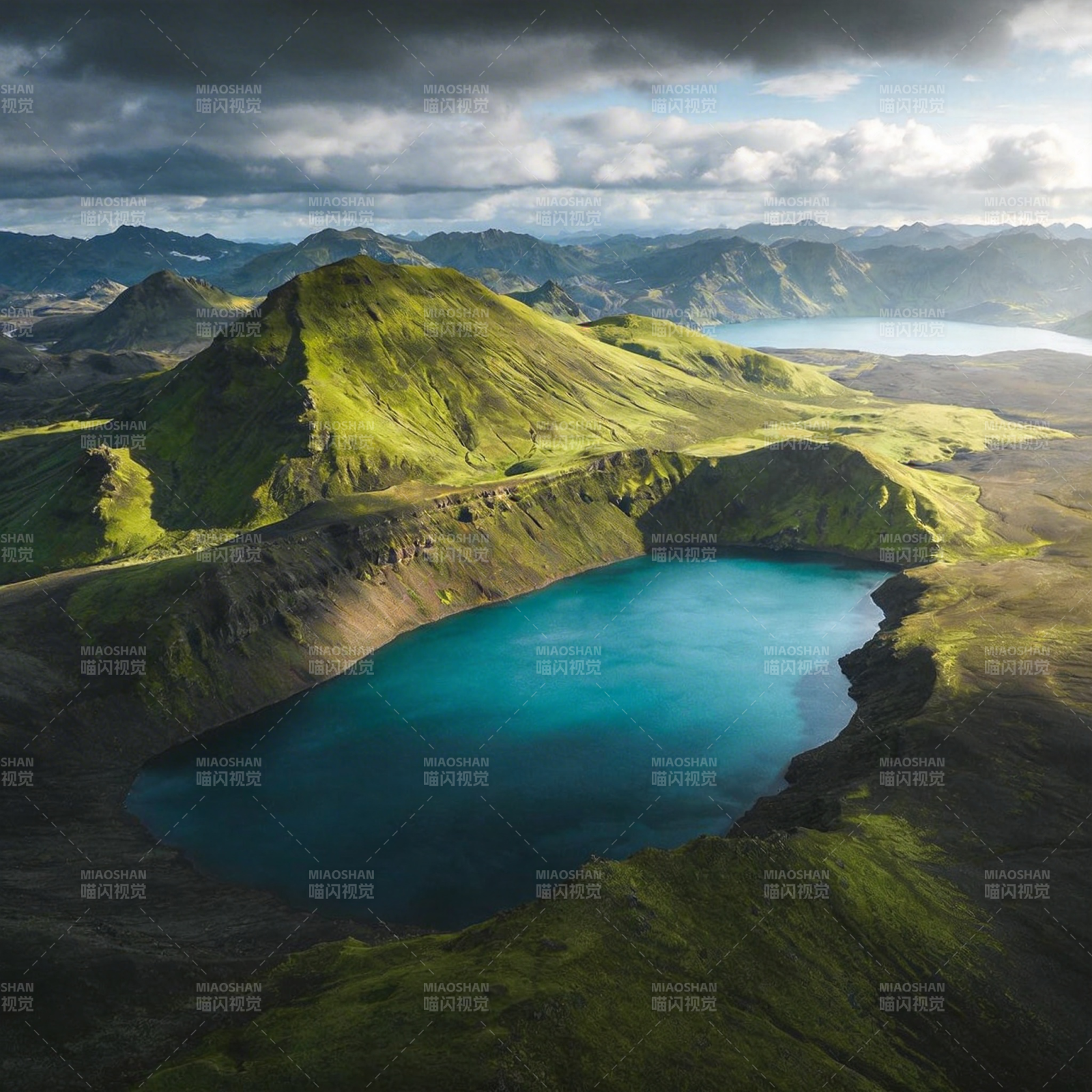 碧湖嵌翠峰图片