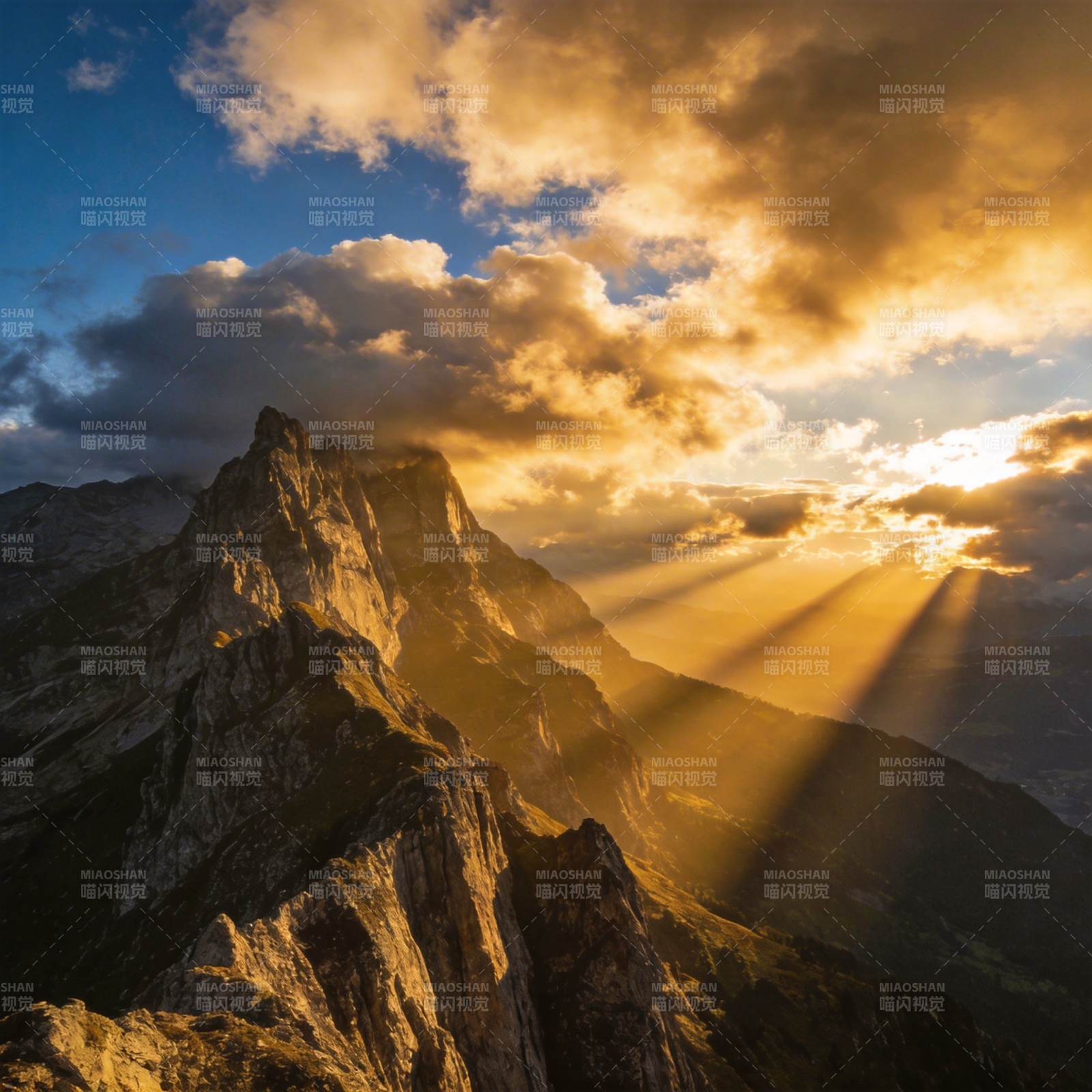 山巅霞光万丈图片