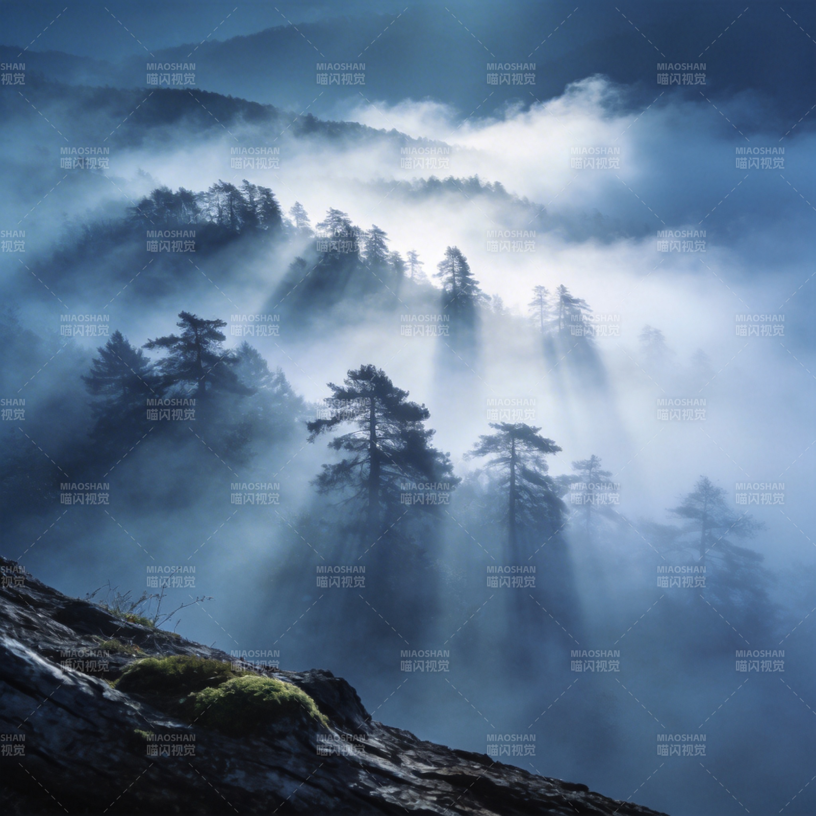 雾锁山林 光穿云隙图片