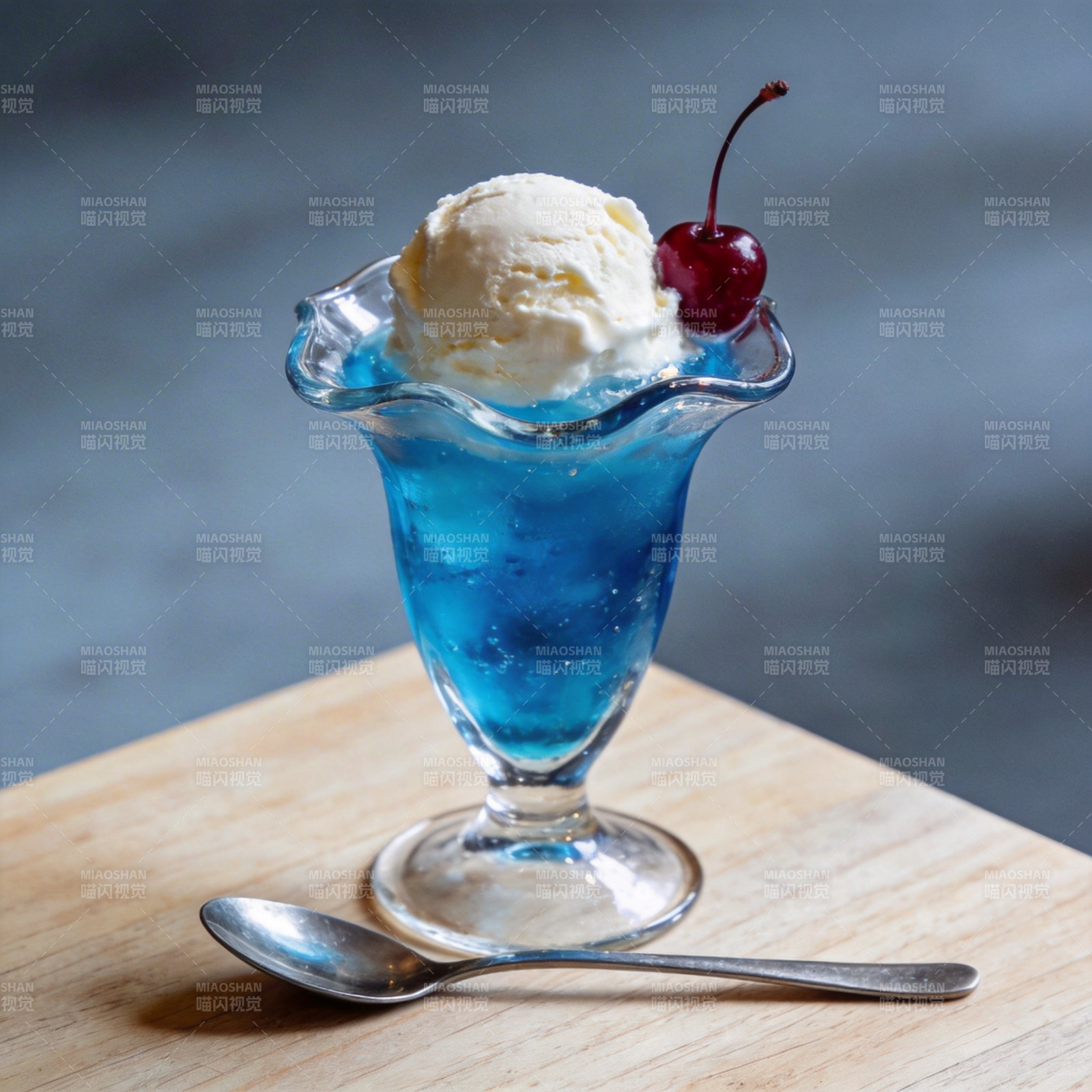 蓝冰激凌配樱桃图片