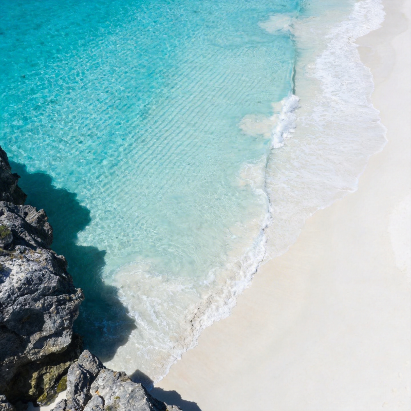 碧海白沙 岩岸相依图片