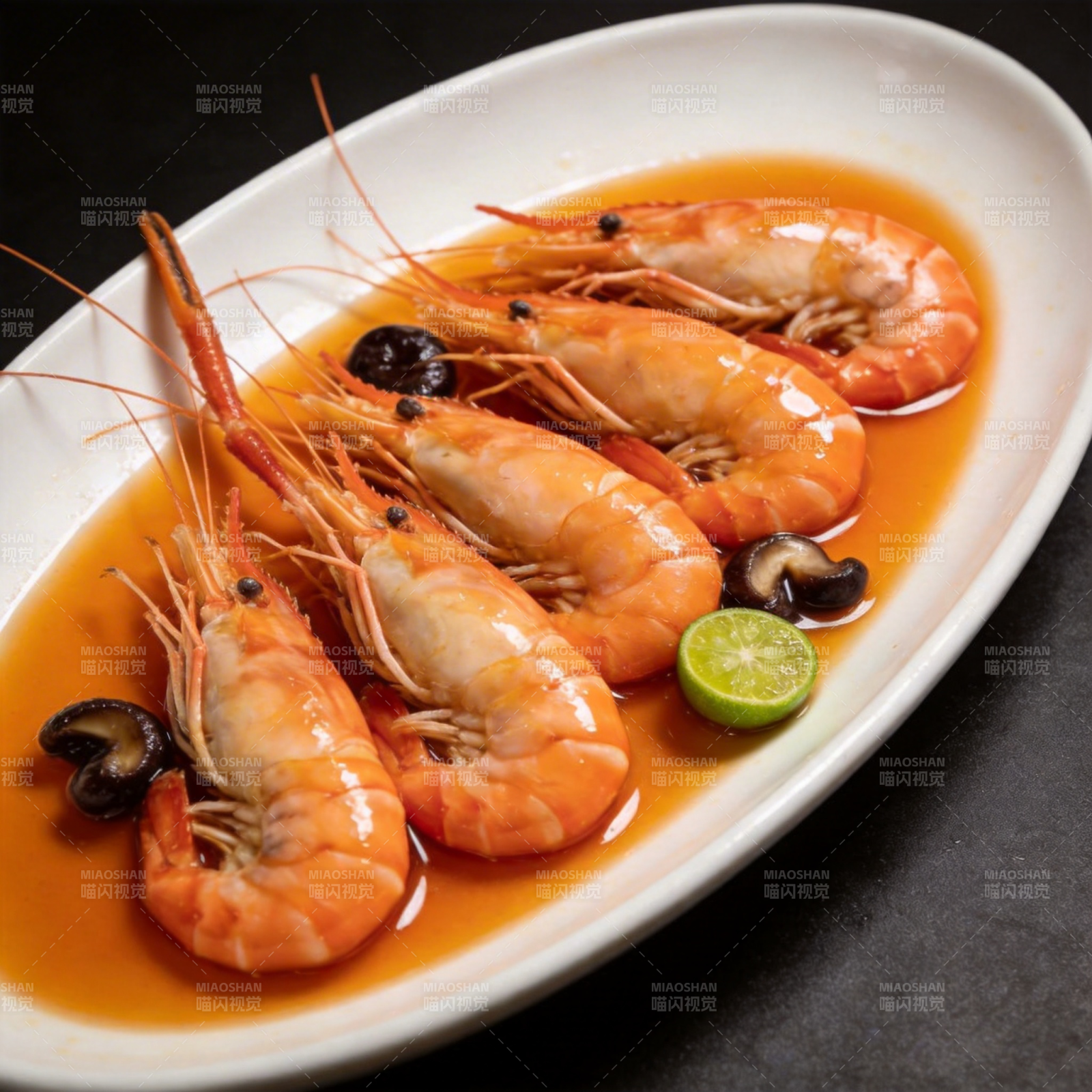 鲜虾浸汁配青柠图片