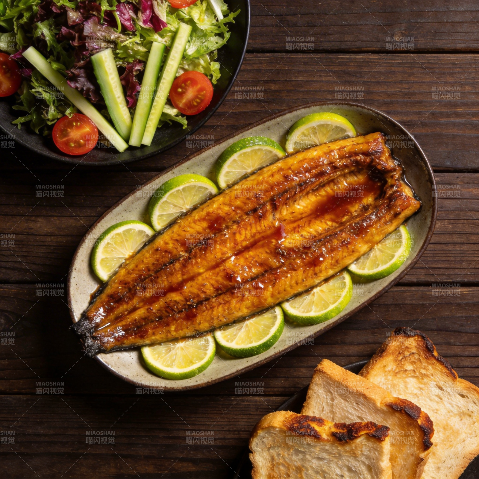 烤鱼配柠檬沙拉图片