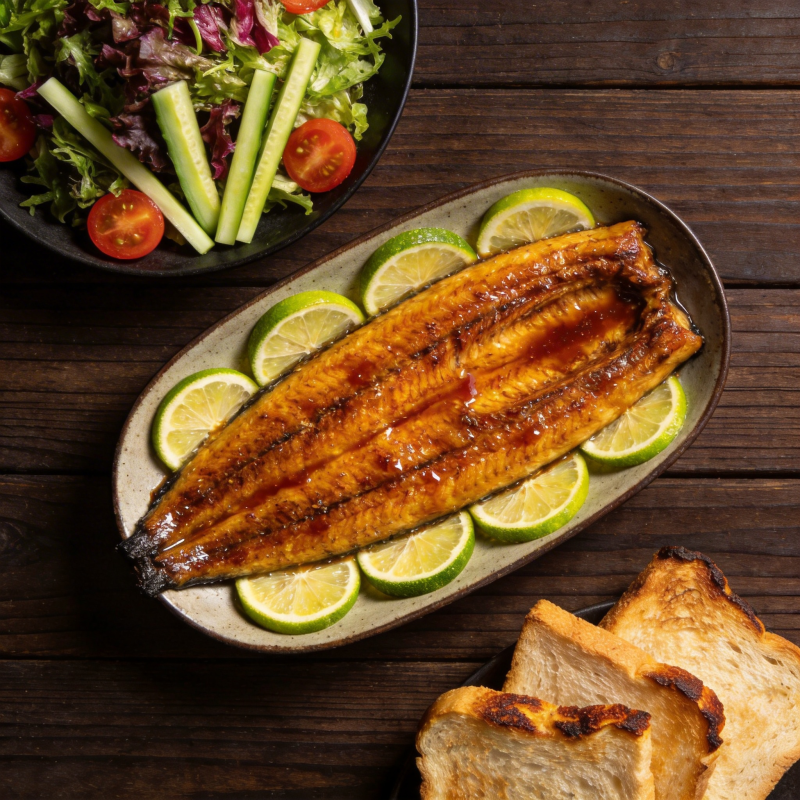 烤鱼配柠檬沙拉图片