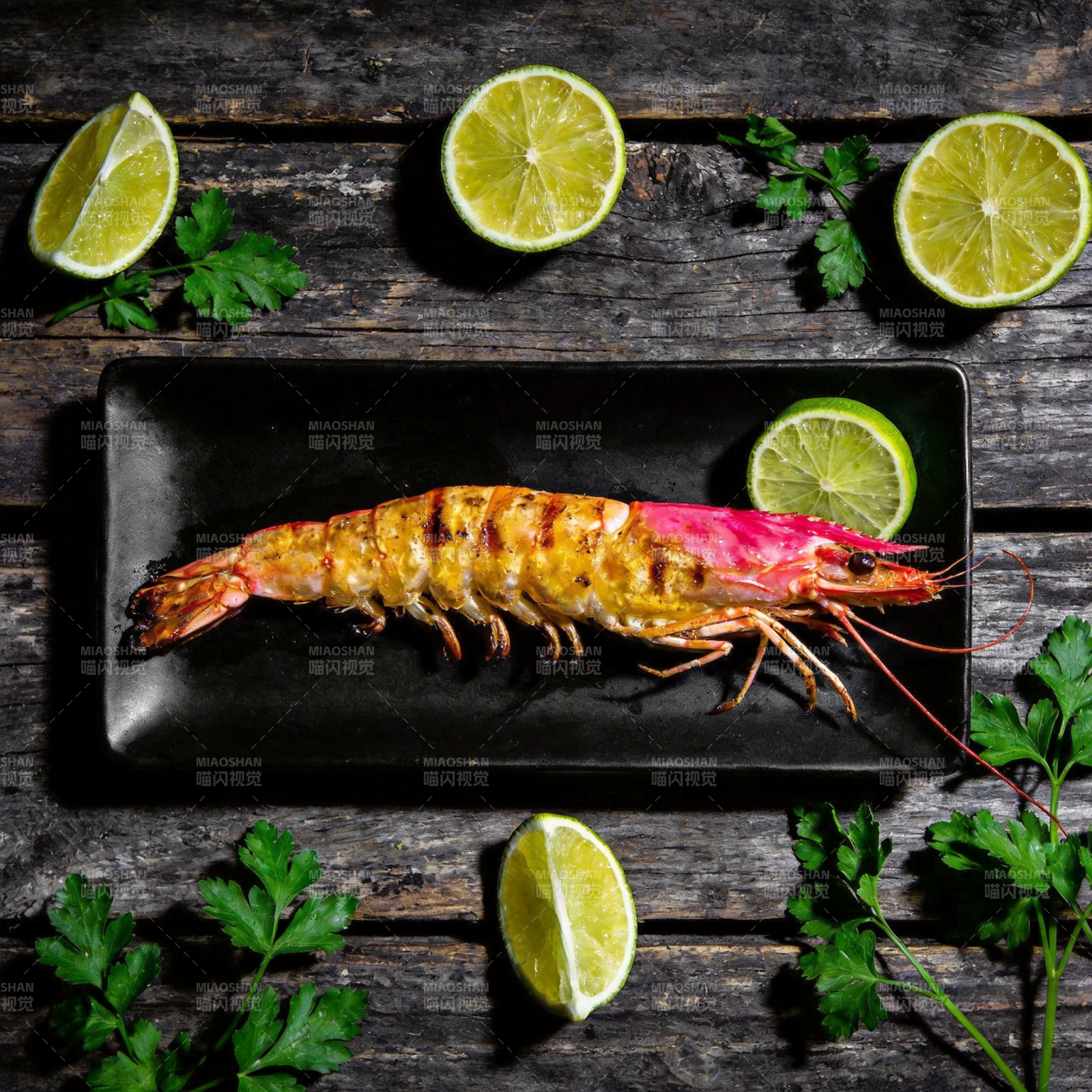 烤虾配青柠香菜图片