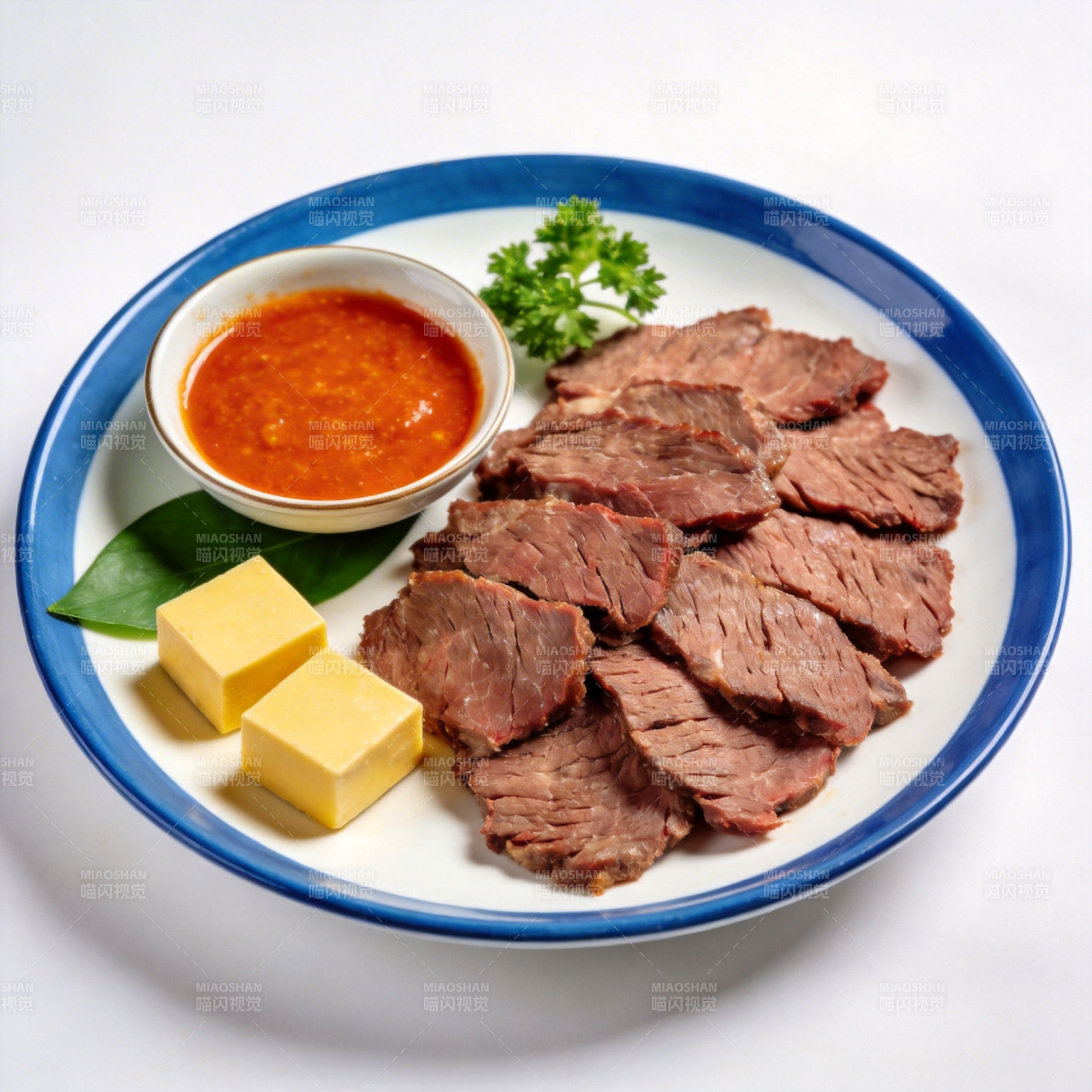 美味牛排配酱料图片