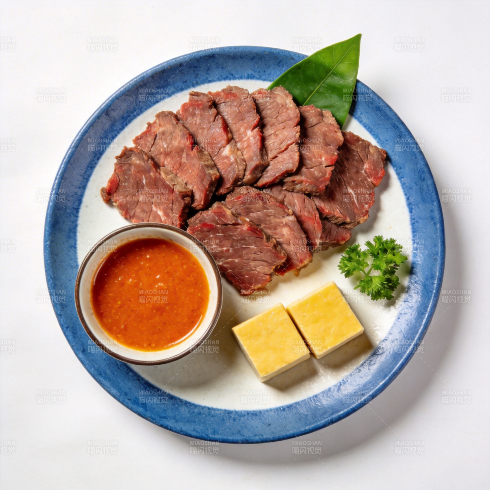 牛肉配酱料与豆腐图片