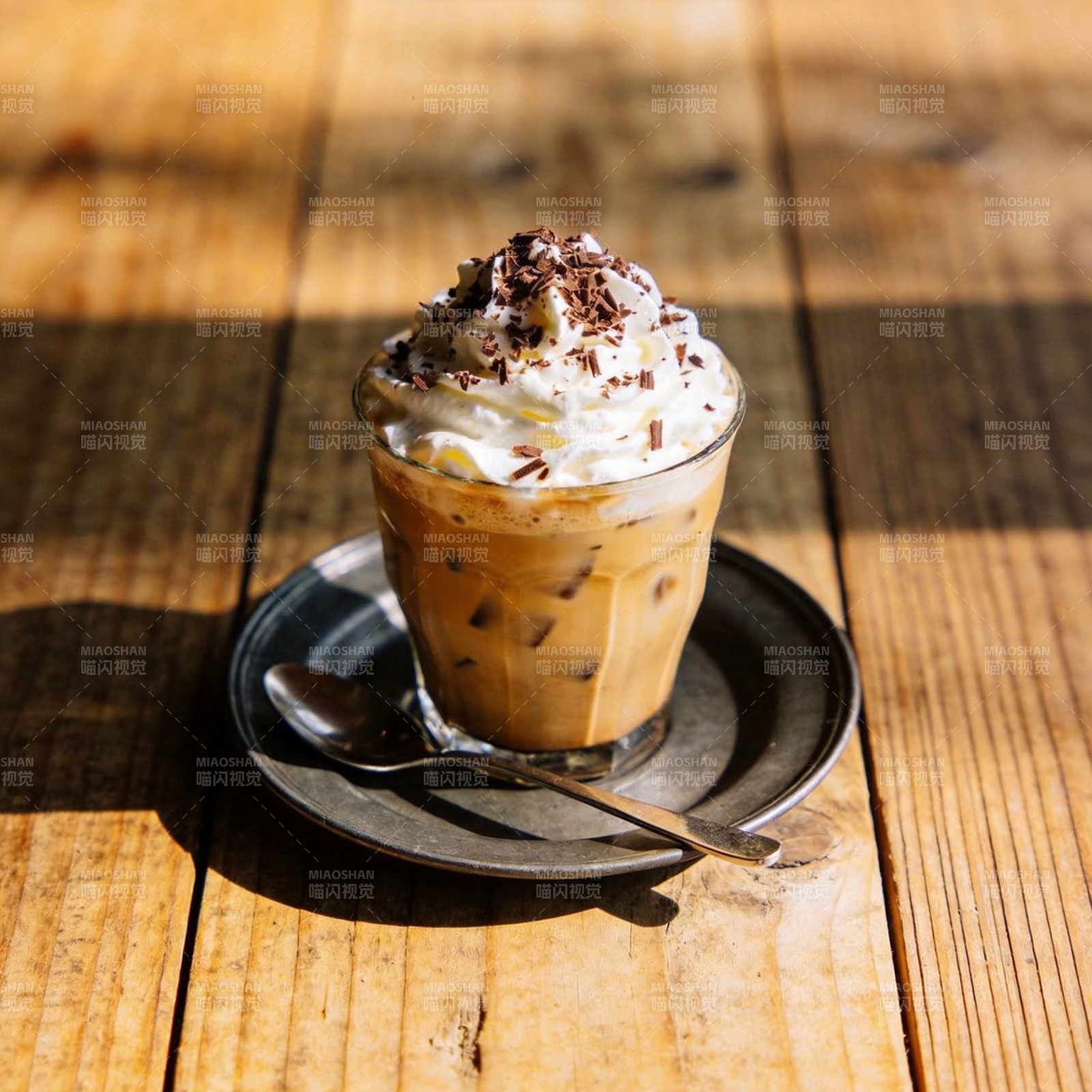 冰咖啡配奶油巧克力图片
