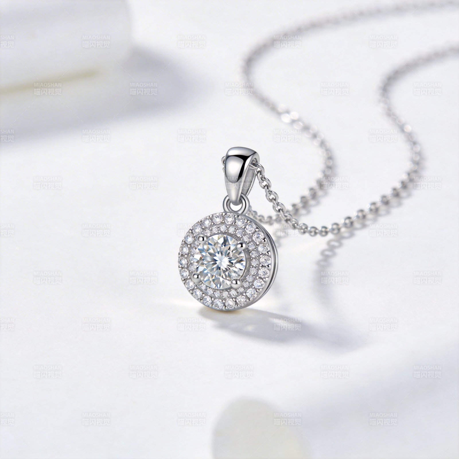 璀璨钻石吊坠图片