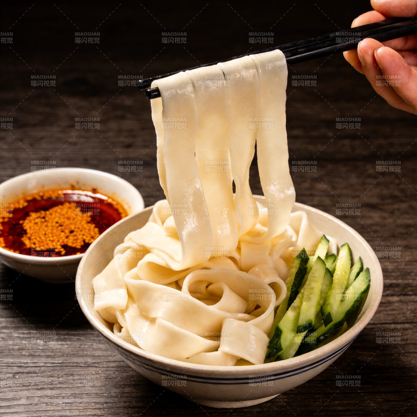 手擀面配黄瓜图片