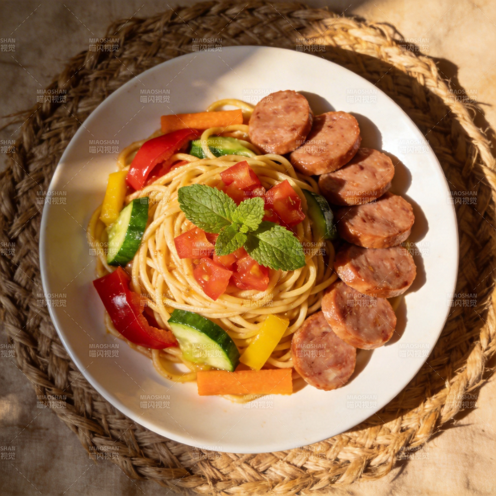 意面香肠蔬菜盘图片