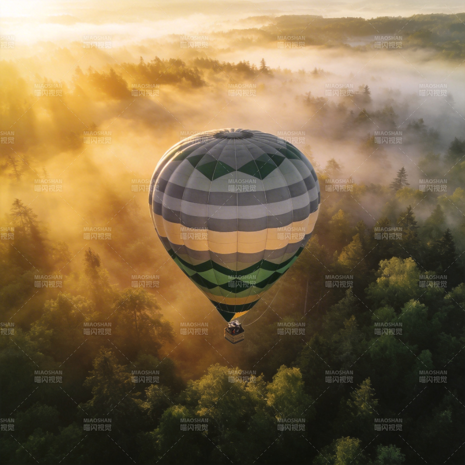 晨雾中的热气球图片