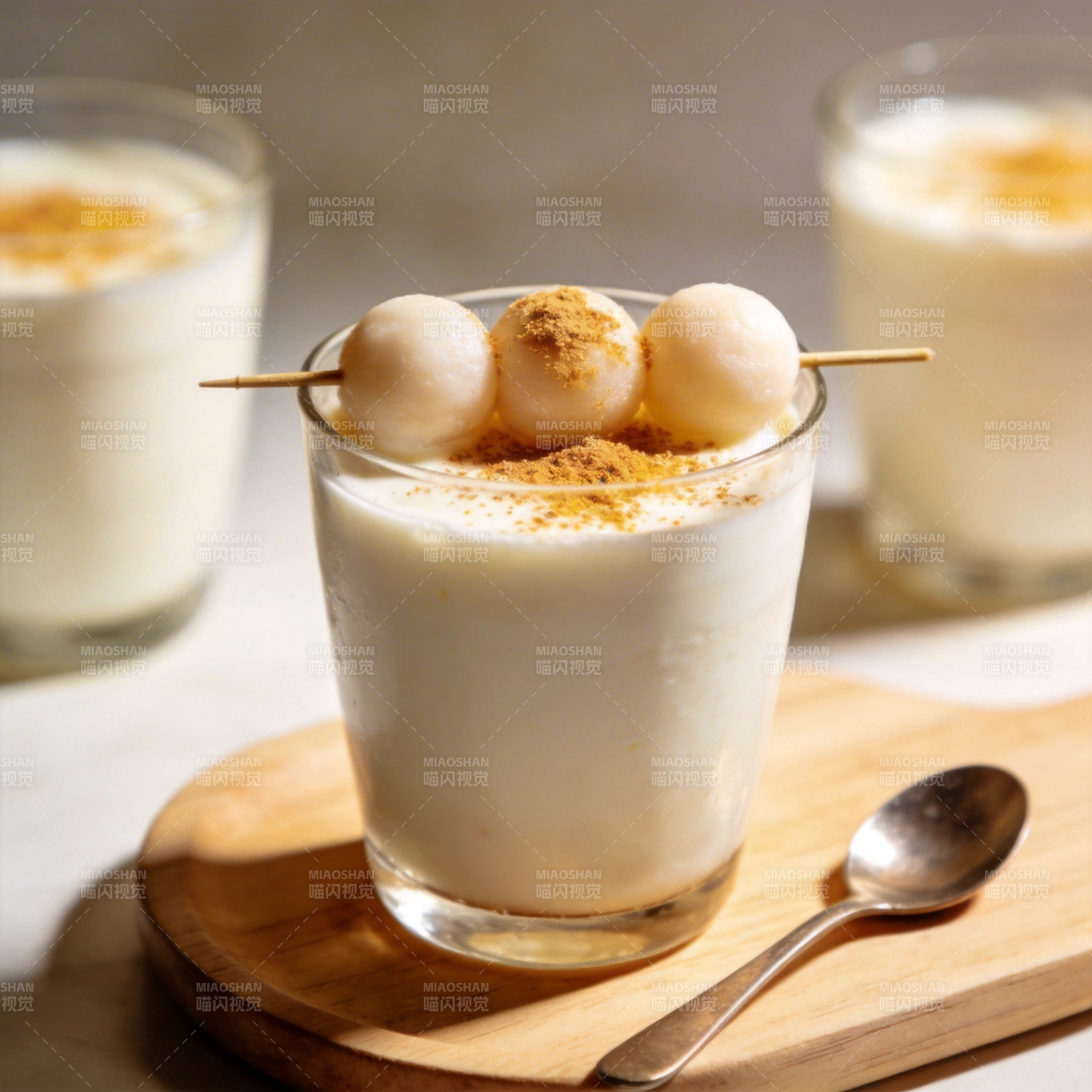 奶香布丁配小丸子图片