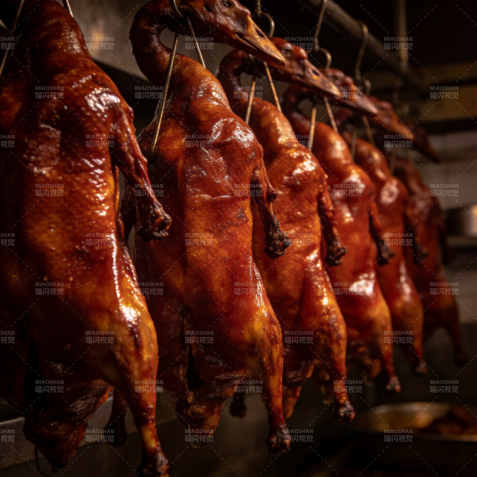 烤鸭悬挂 色泽诱人图片