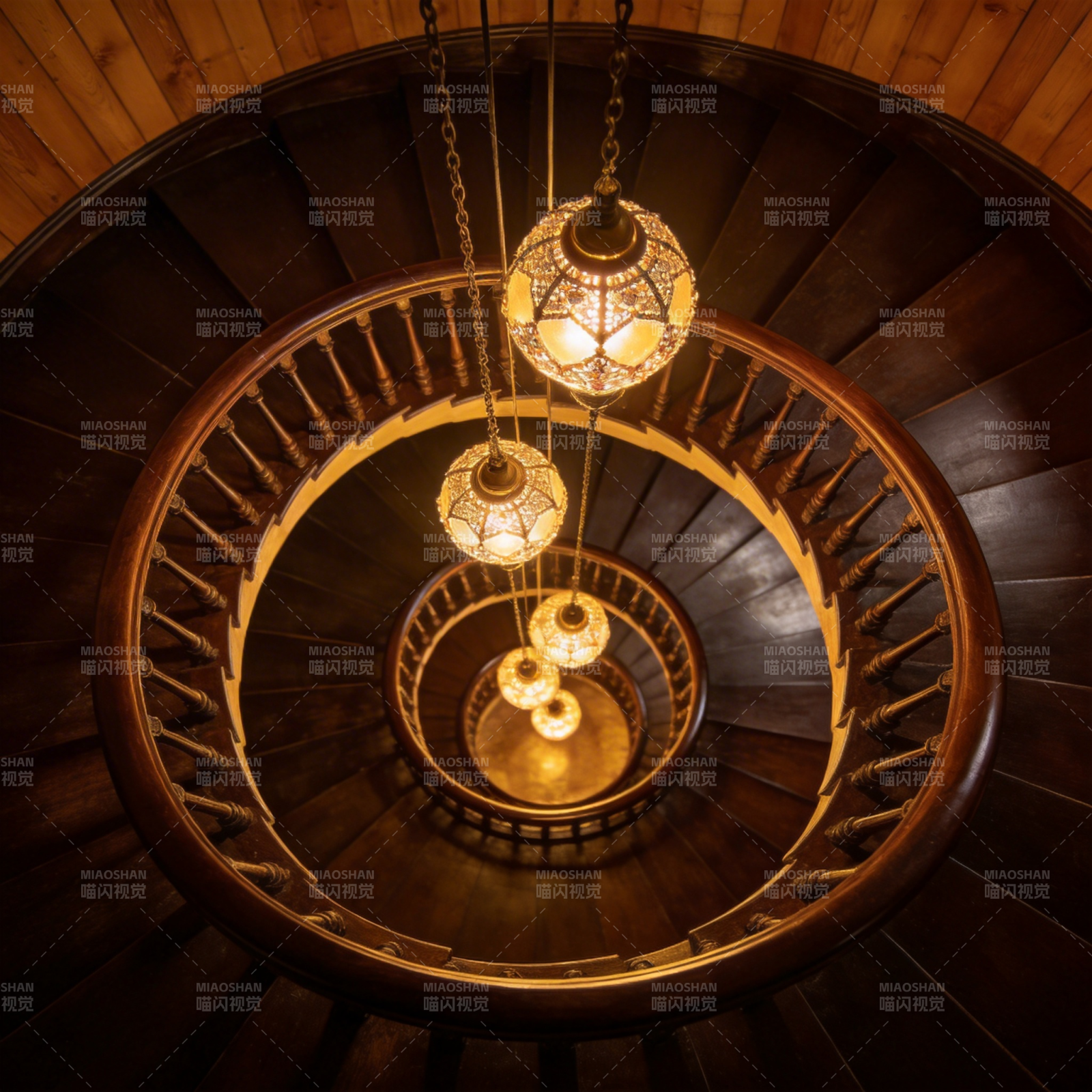 螺旋楼梯光影交错图片