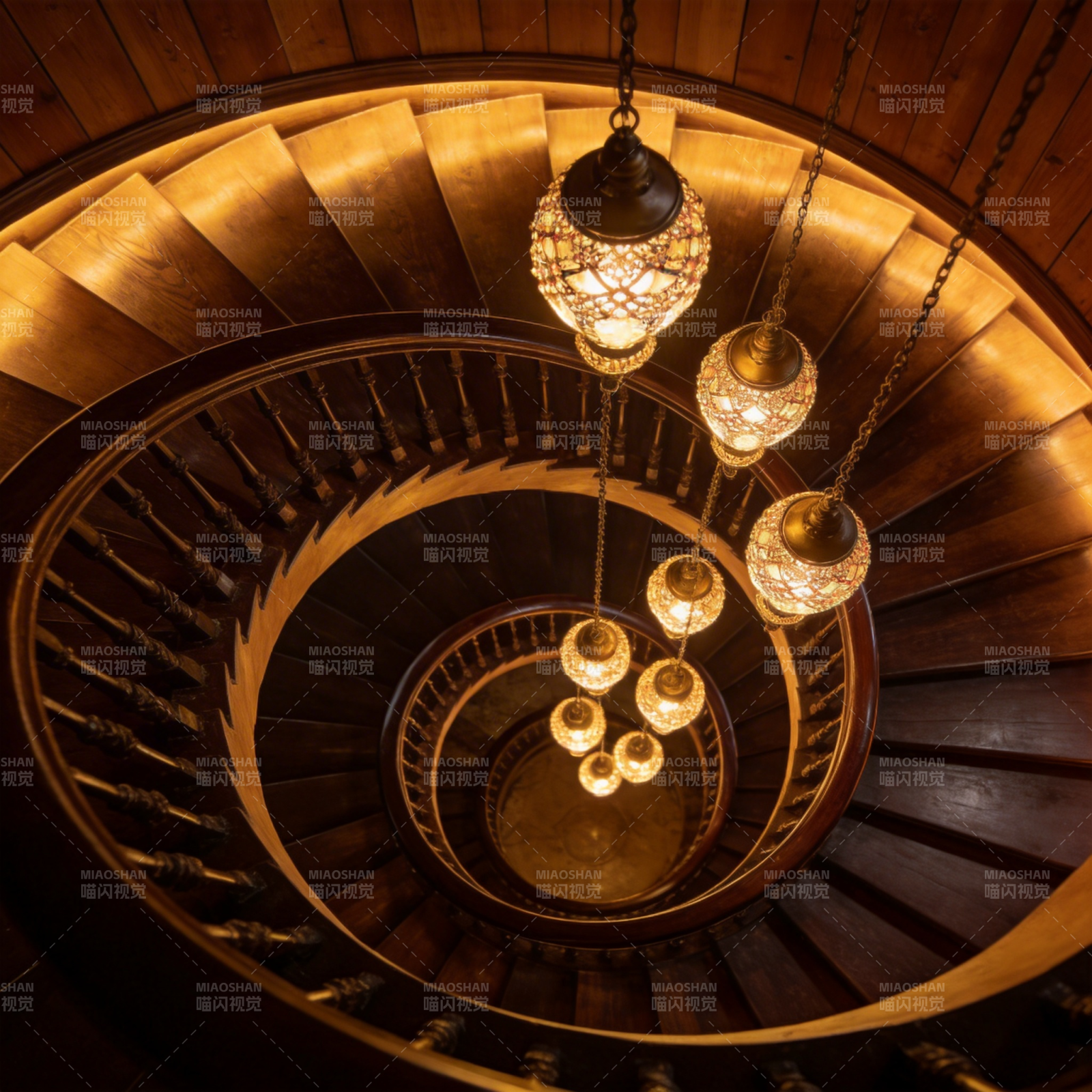 螺旋楼梯光影交错图片