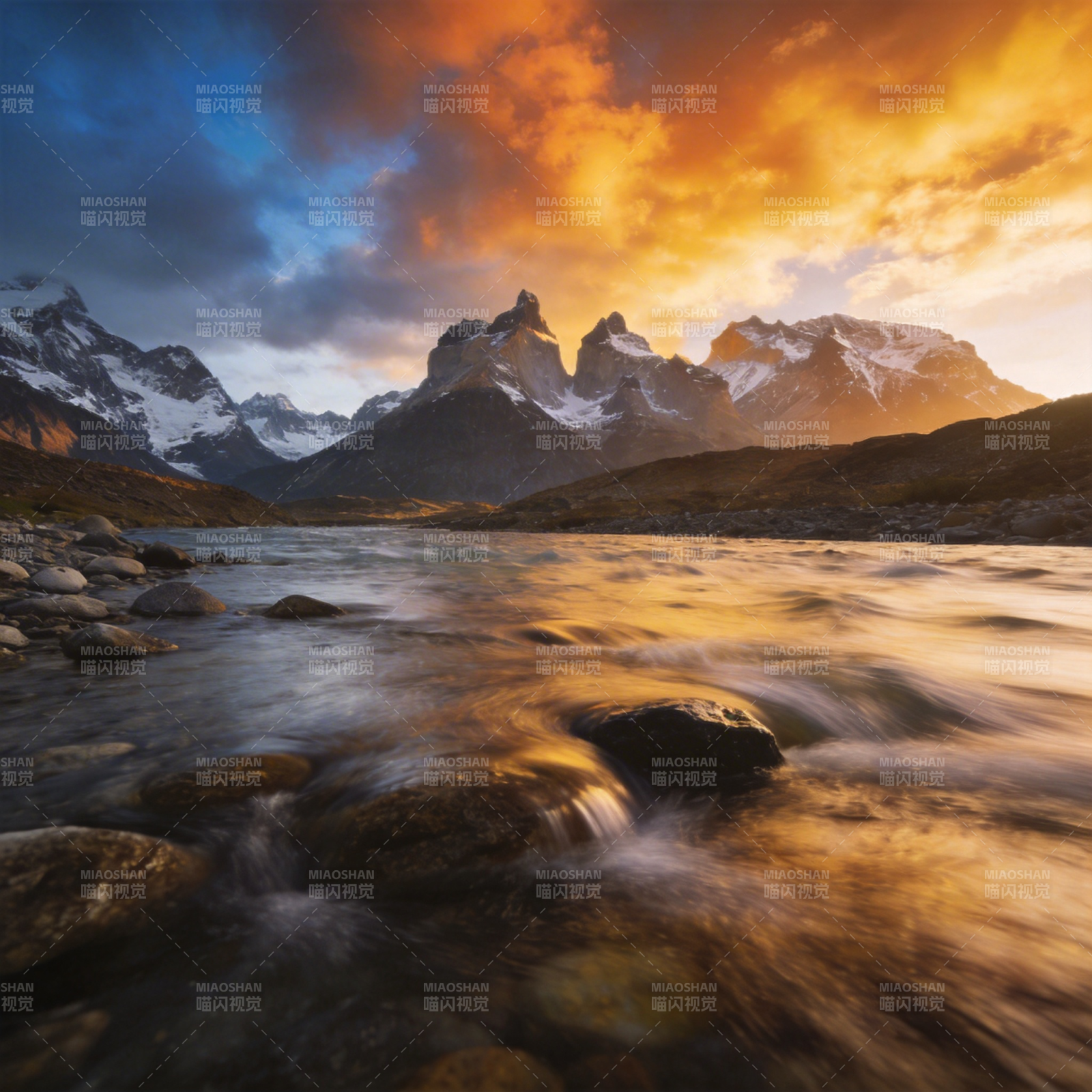 雪山日落溪流图片