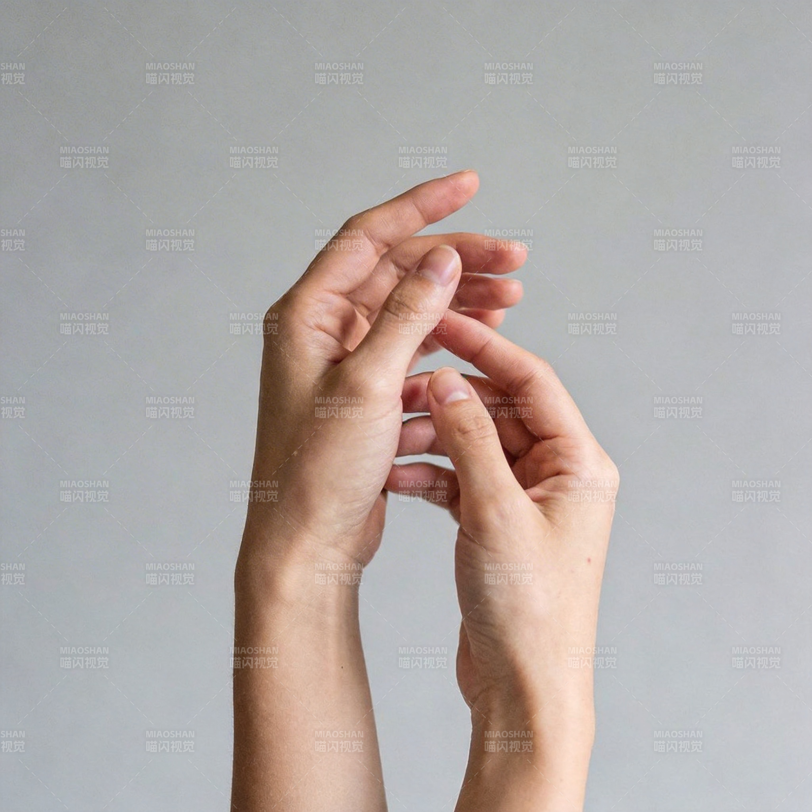 双手轻触指尖图片