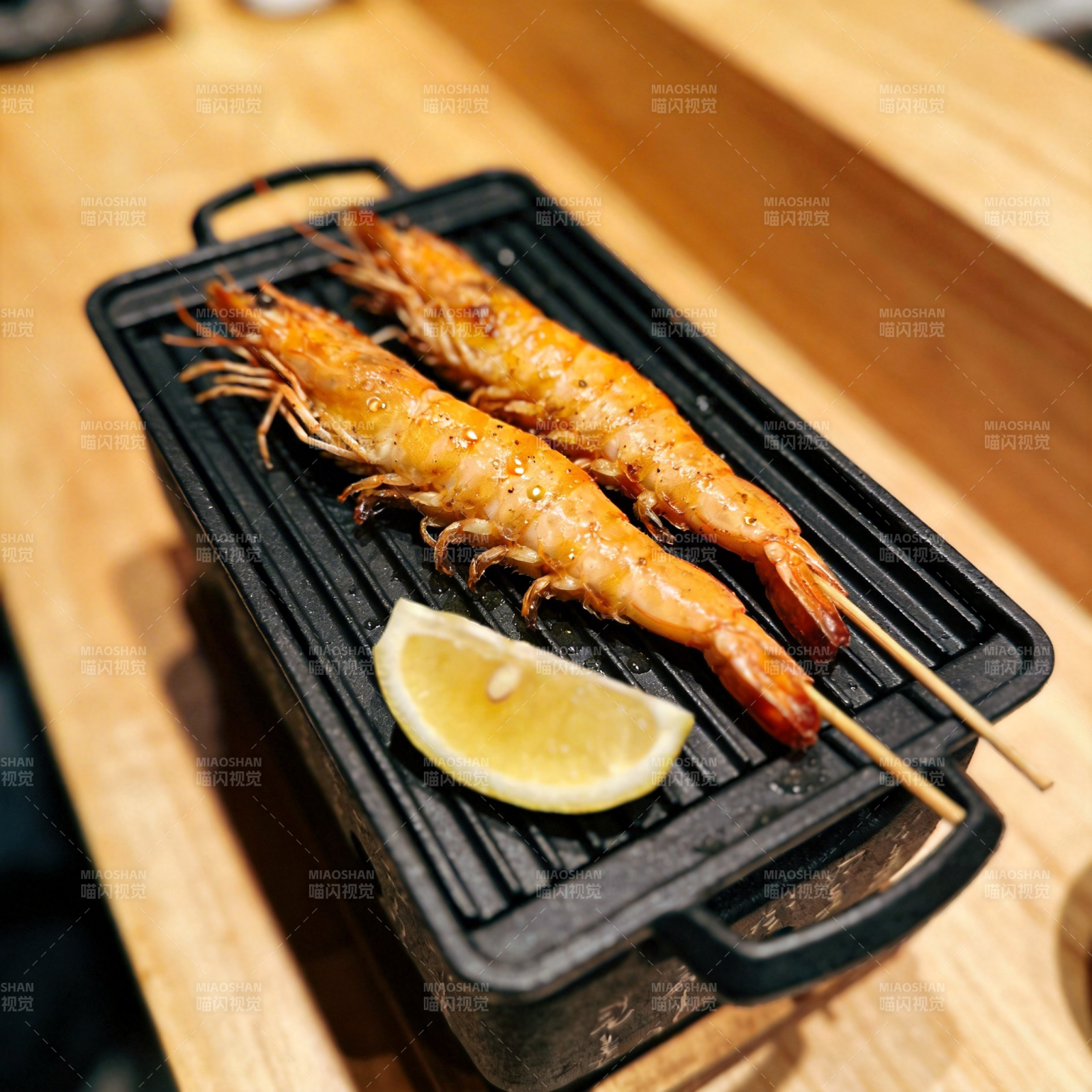 烤虾配柠檬图片