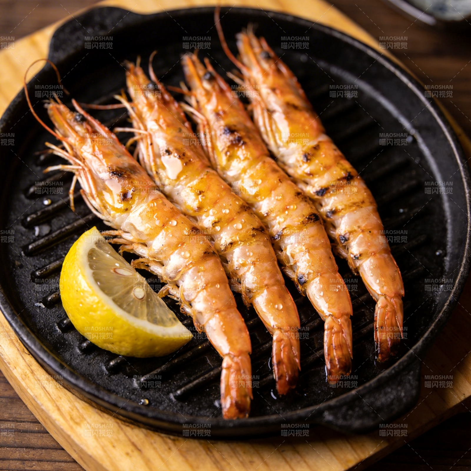 烤虾配柠檬图片