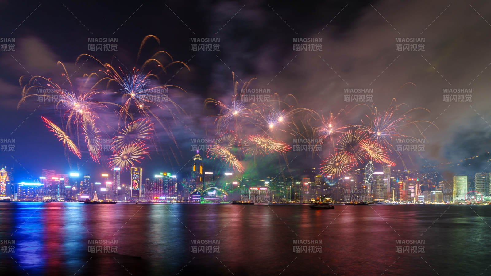 璀璨烟花映夜城图片