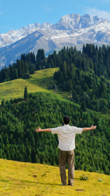 山巅拥抱自然图片