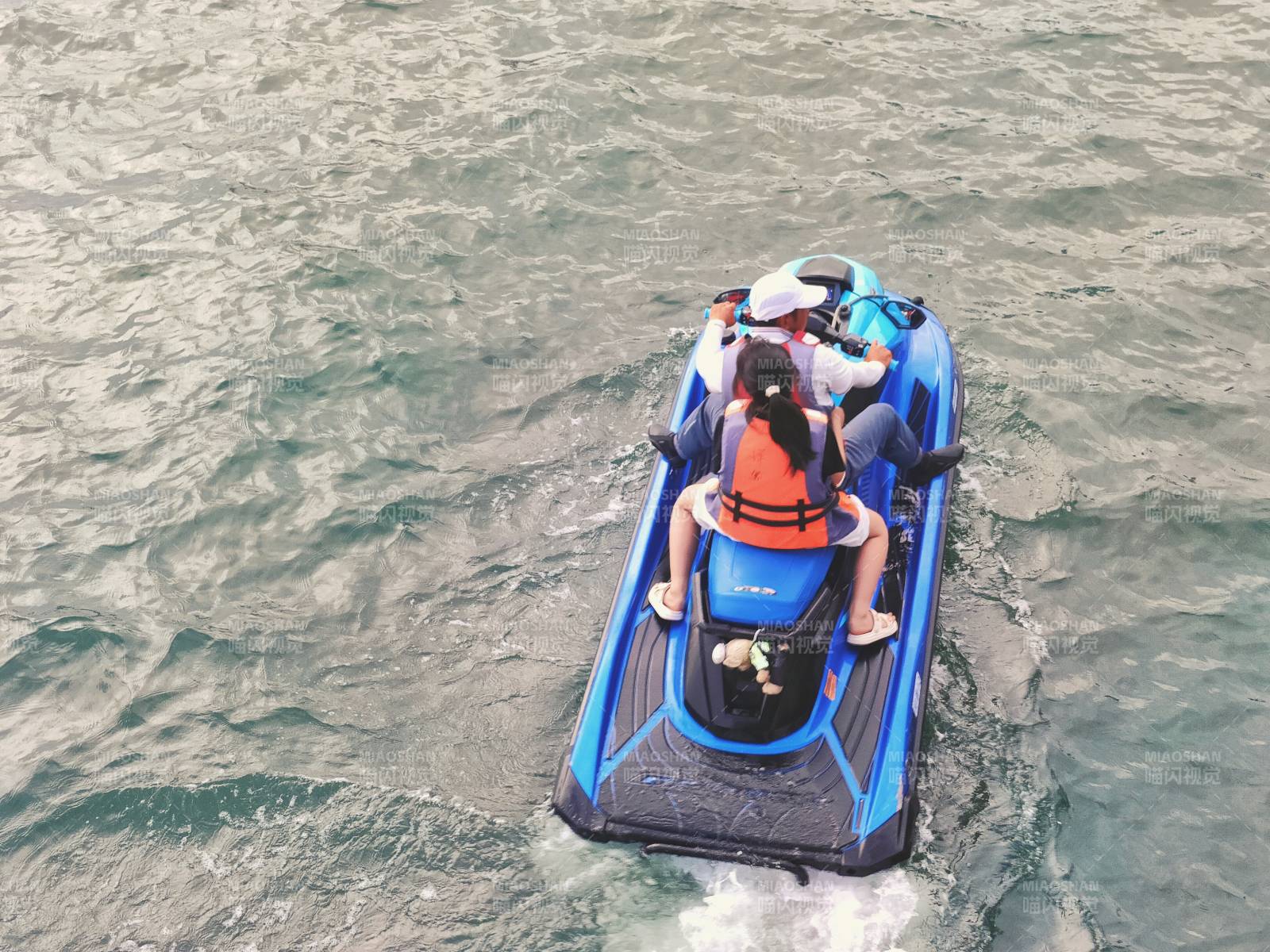 水上摩托双人骑行图片