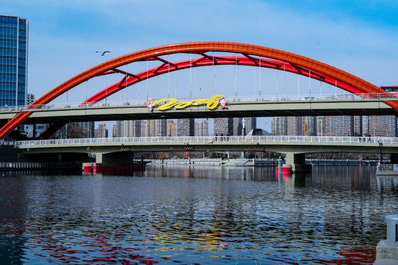 天津金刚桥 红色拱桥映水景图片