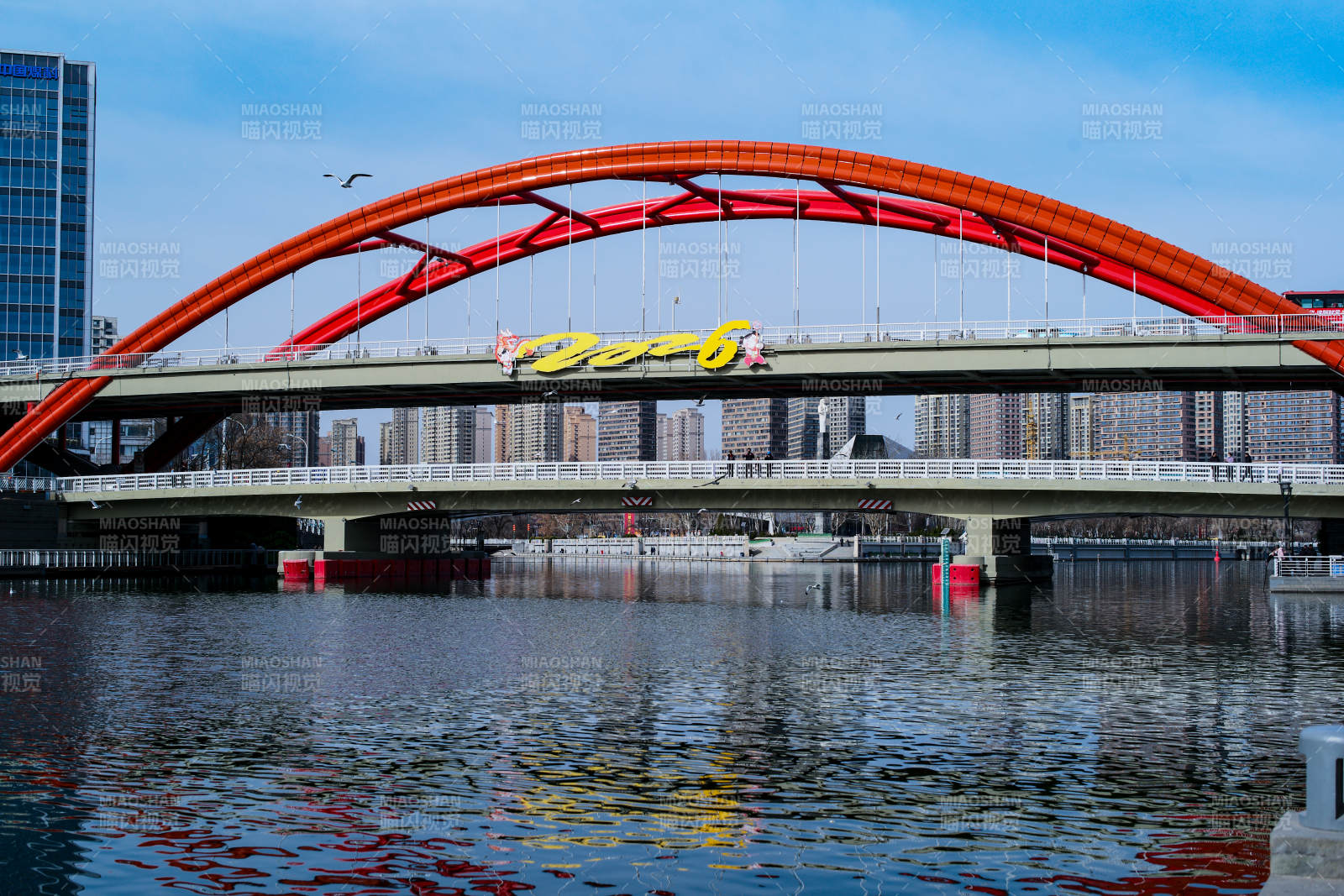 天津金刚桥 红色拱桥映水景图片