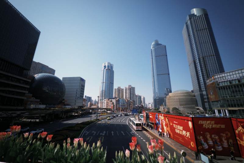 徐家汇天桥上的繁华街景图片