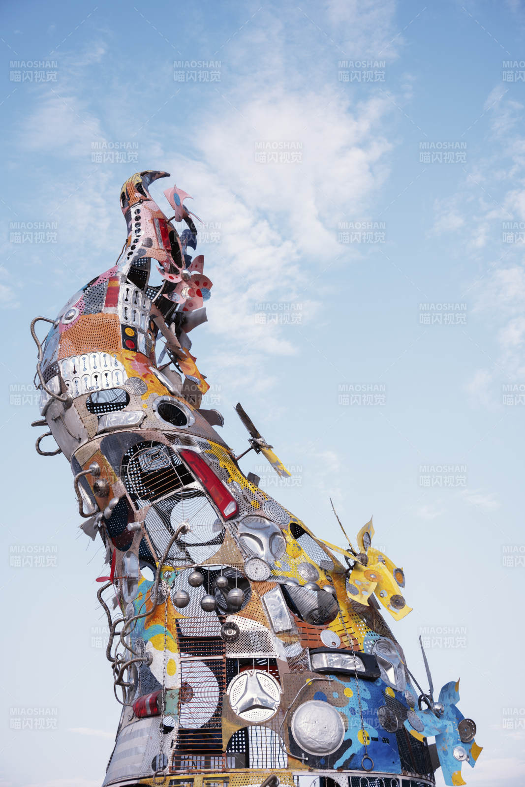 厦门狂荒之地金属雕塑图片