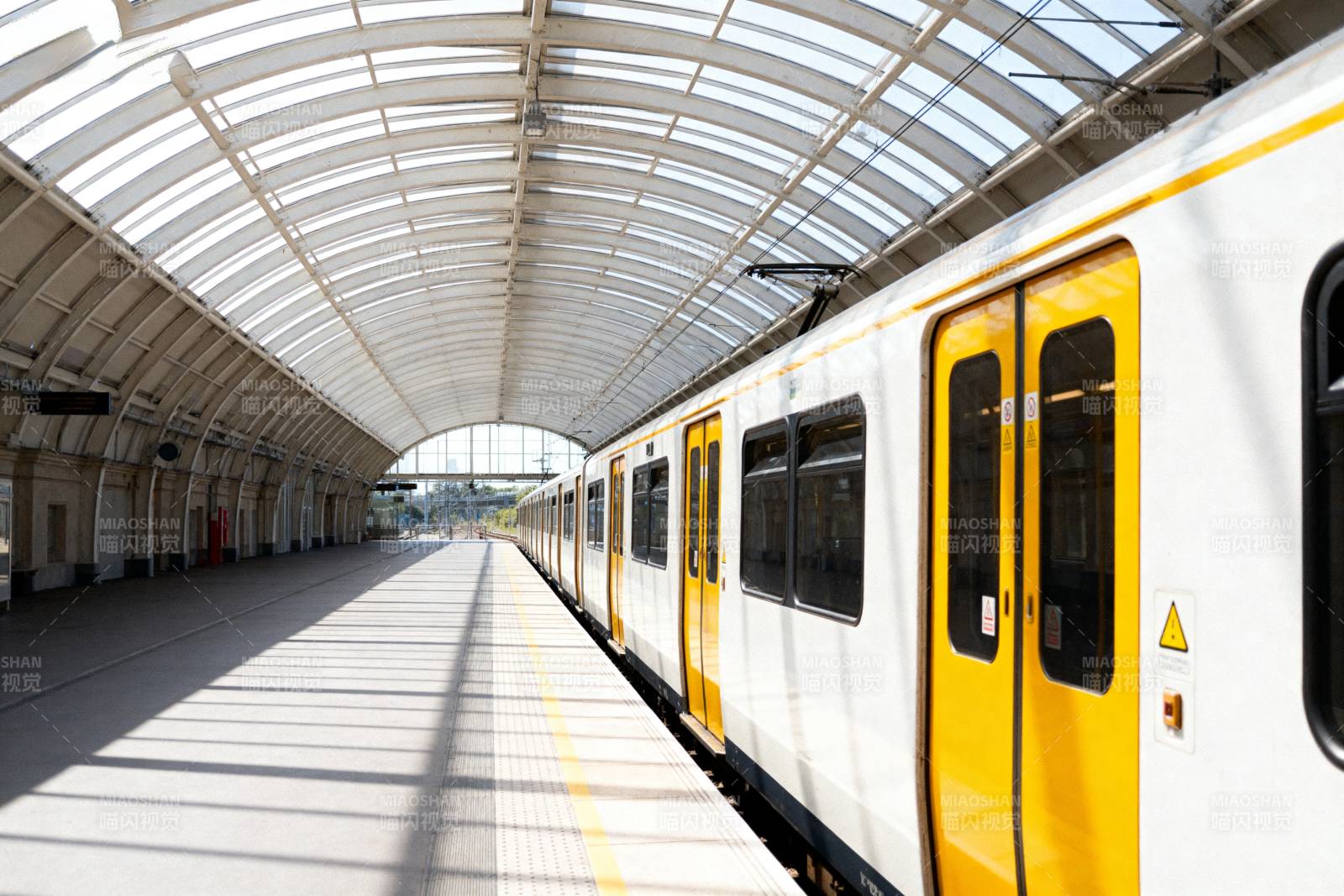 地铁站台静候列车图片