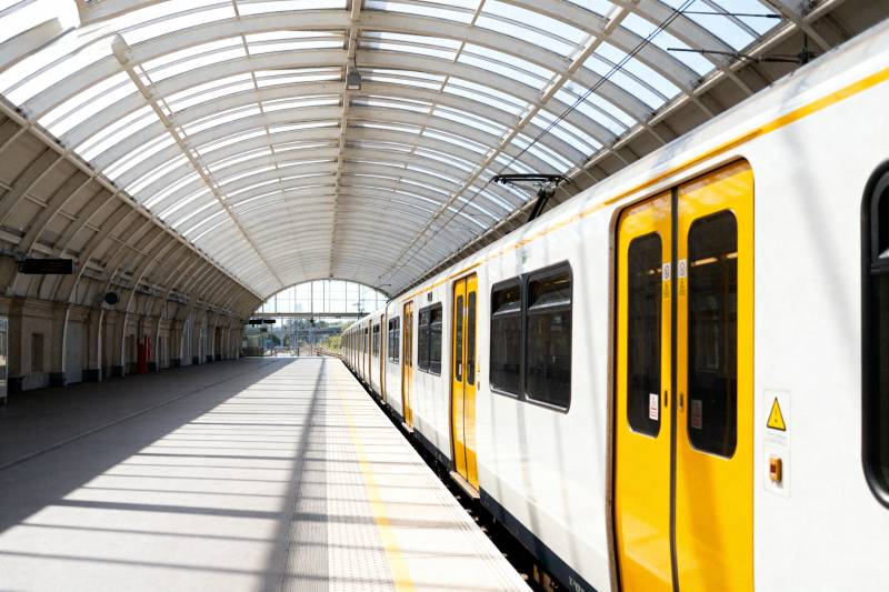 地铁站台静候列车图片