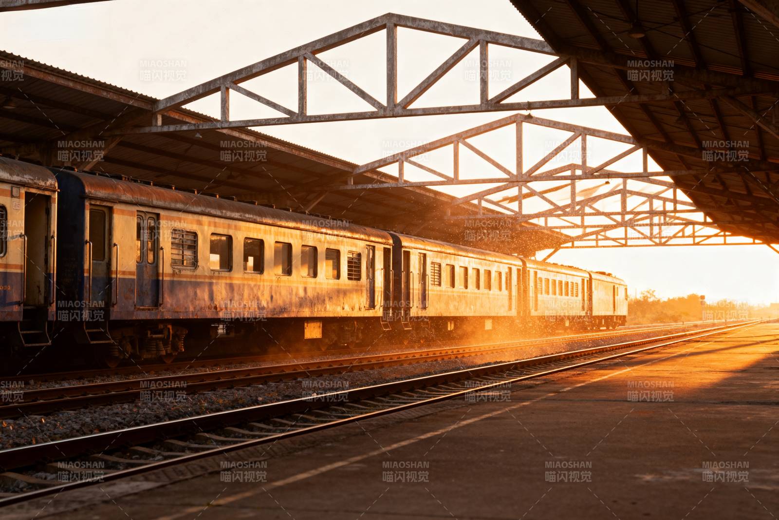 夕阳下的火车站图片