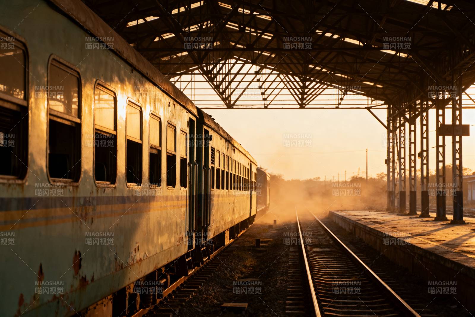 黄昏站台列车静候图片