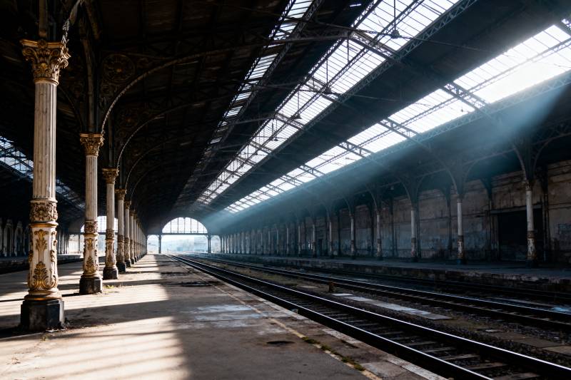 空旷车站光影交错图片