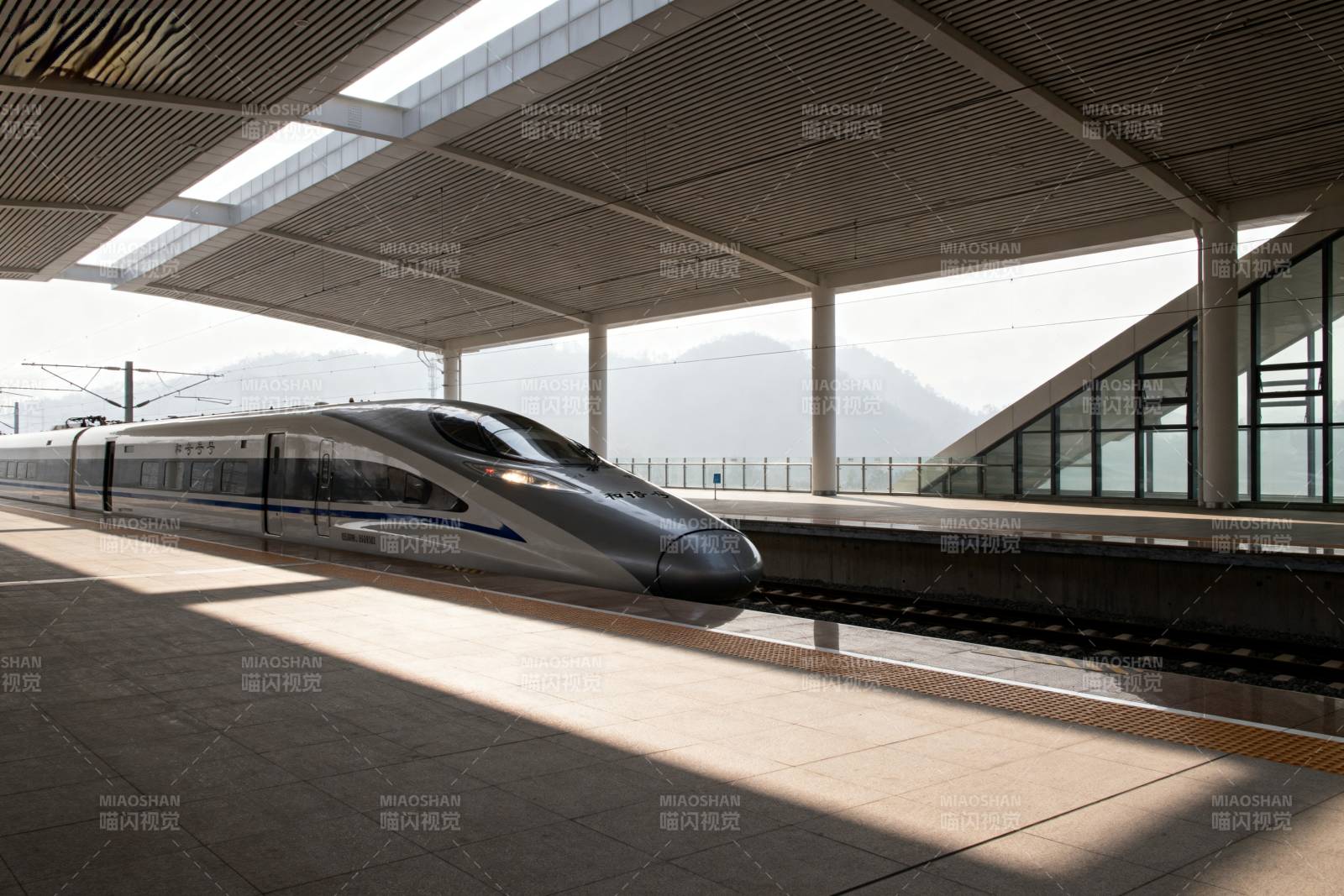 高铁停靠站台图片