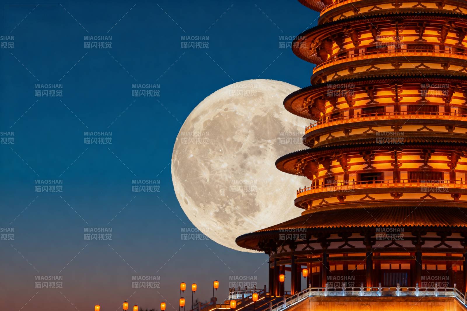 月照古塔夜景图片