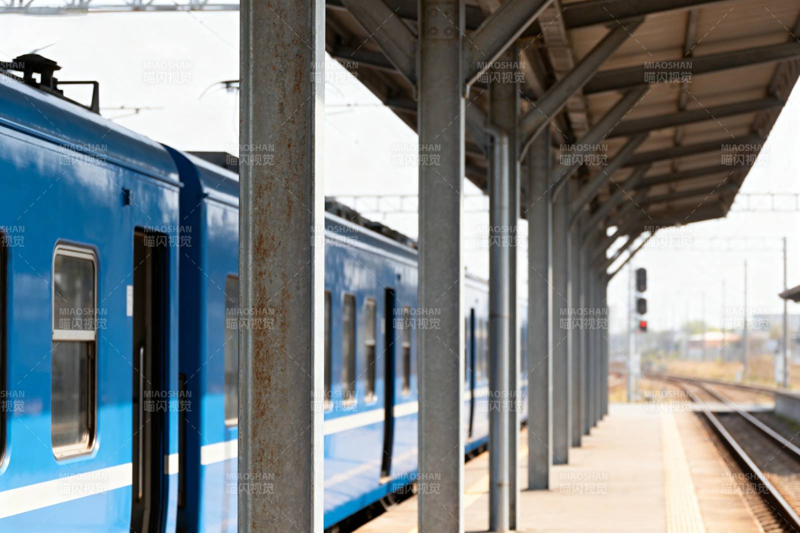蓝色列车停靠站台图片