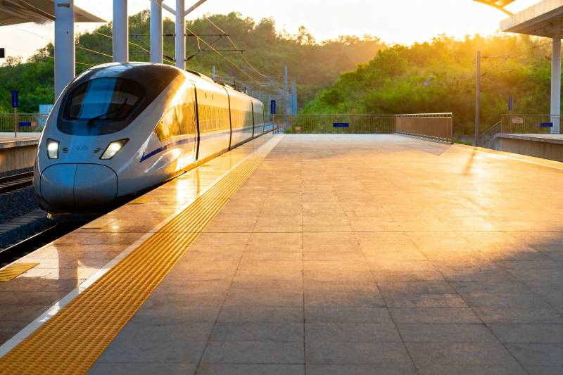 晨光中的高铁站图片