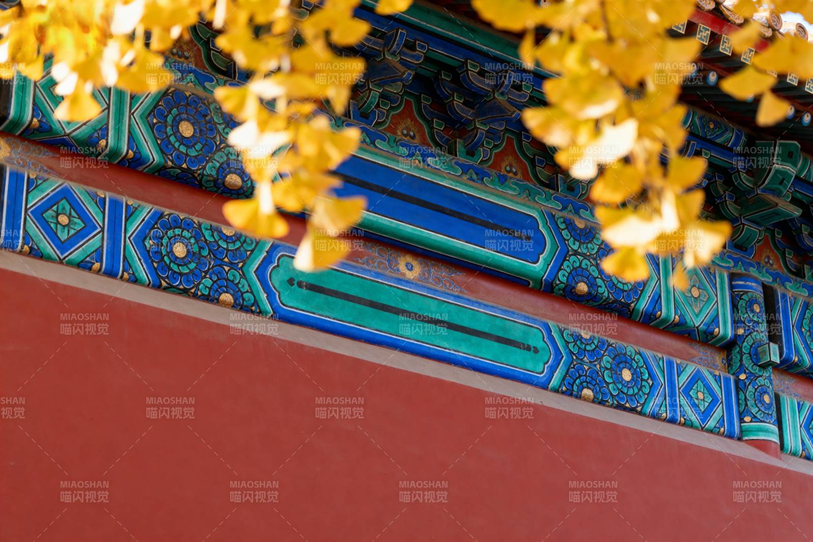 古建筑彩绘与黄花图片