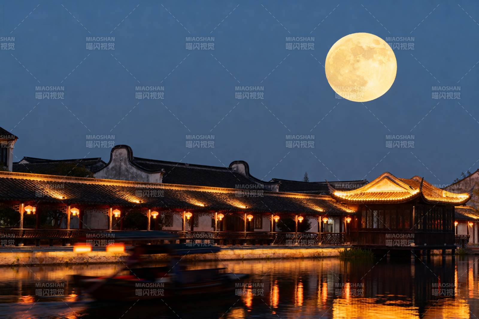 月照古建筑水乡夜景图片