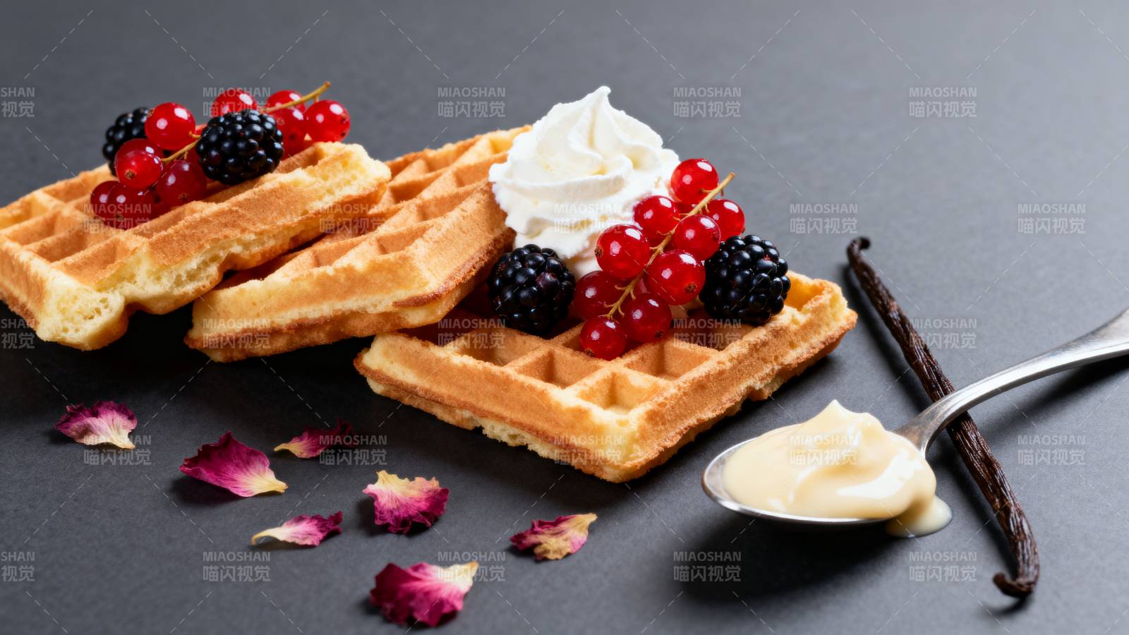 浆果奶油华夫饼图片