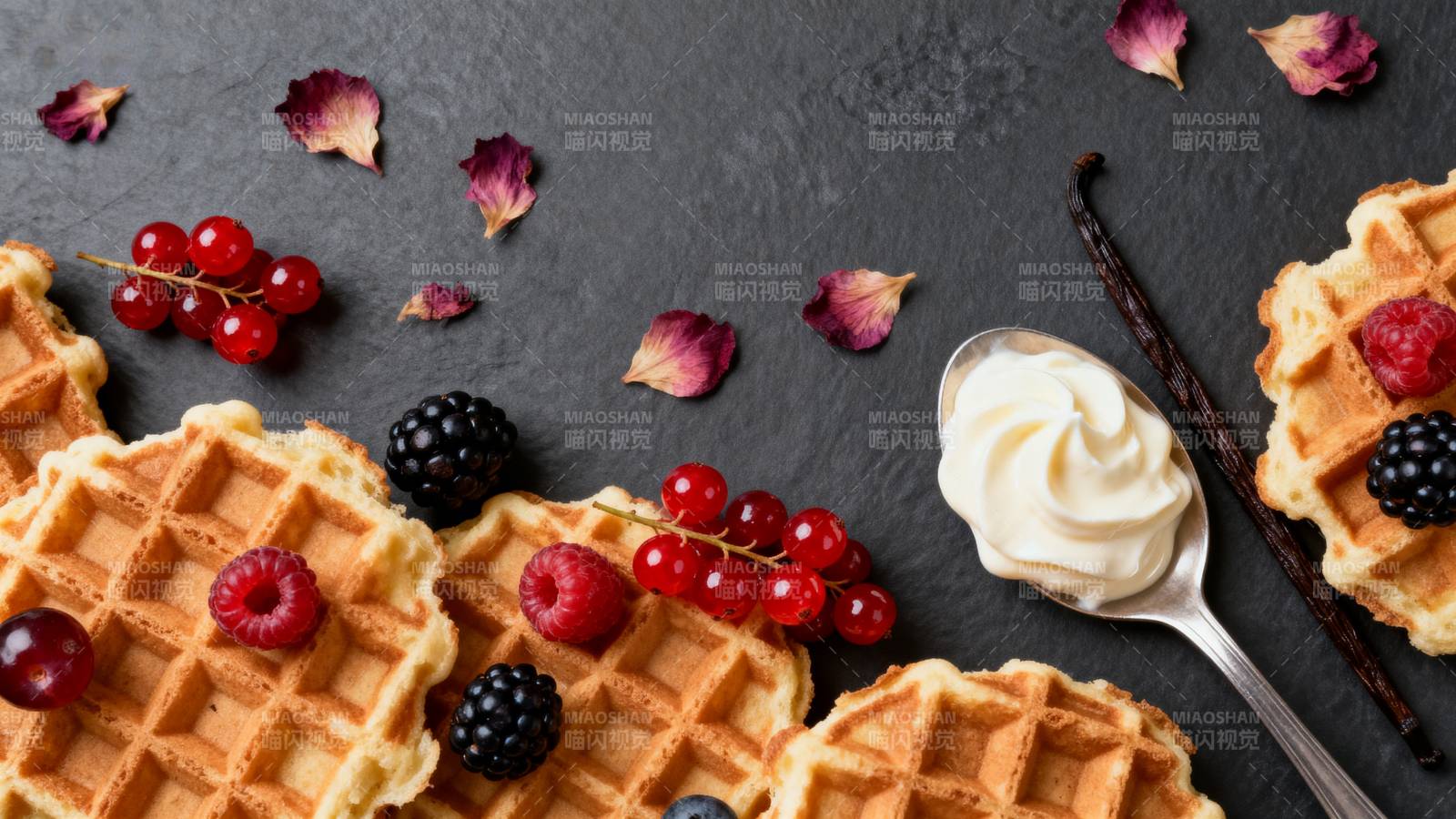美味华夫饼配浆果图片