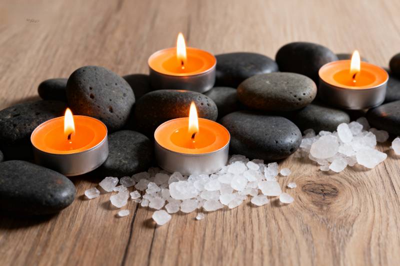 烛光石盐静谧氛围图片