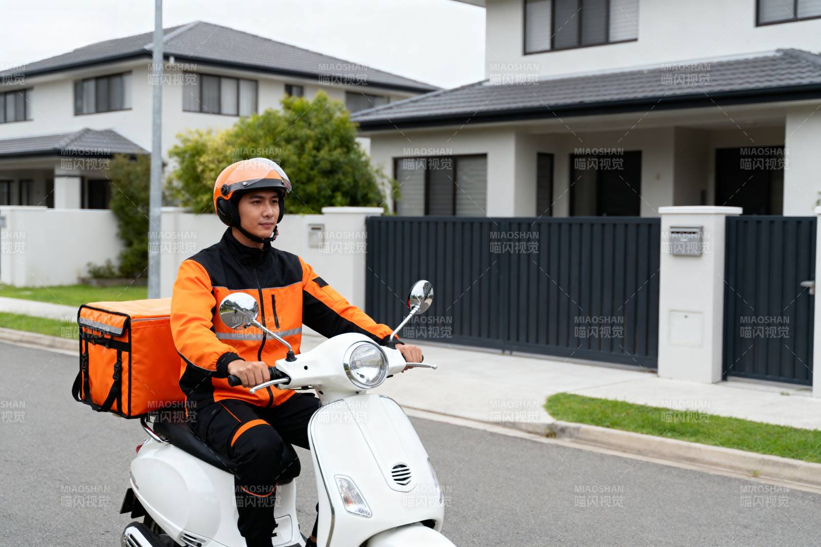 外卖骑手街头送餐图片