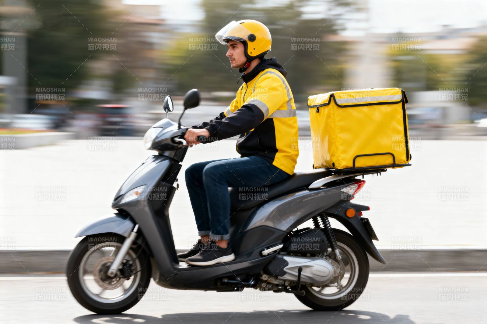外卖骑手疾驰中图片