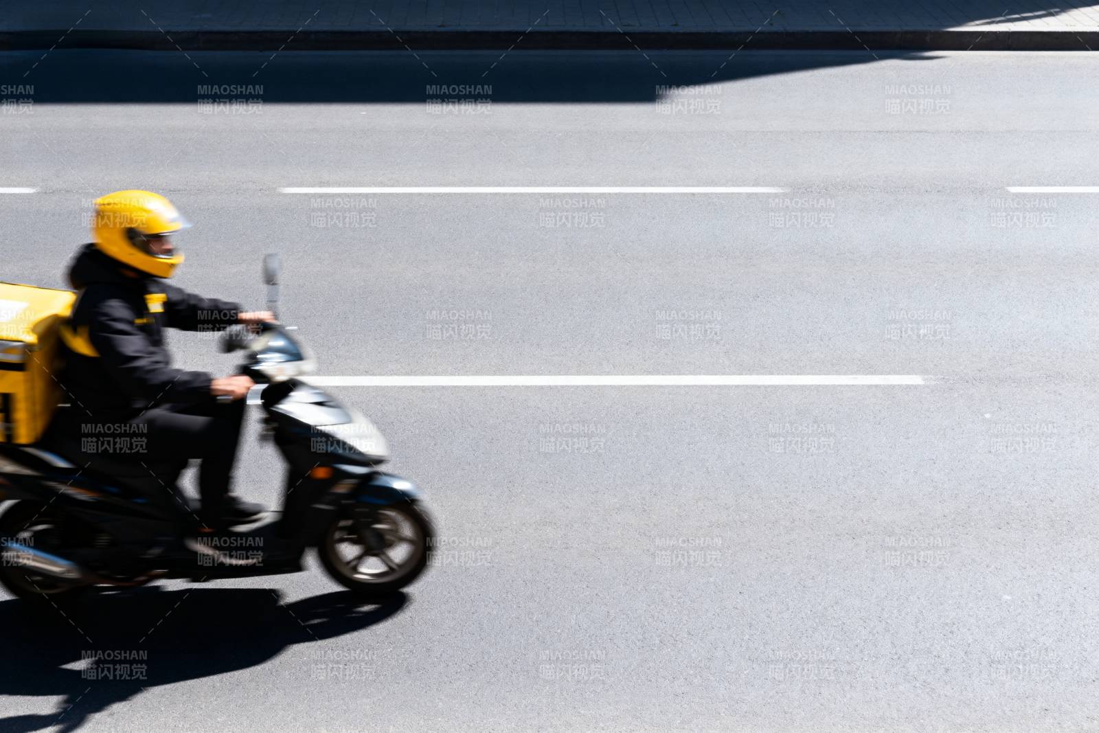 外卖骑手疾驰街头图片